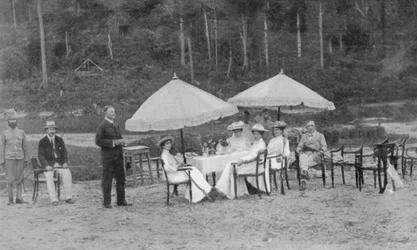 Nach einem Match: Schützinnen beim Mittagessen, aus einem Artikel mit dem Titel Englische Frauen beim Spielen im fernen Perak veröffentlicht in The Graphic, 27. Oktober 1906